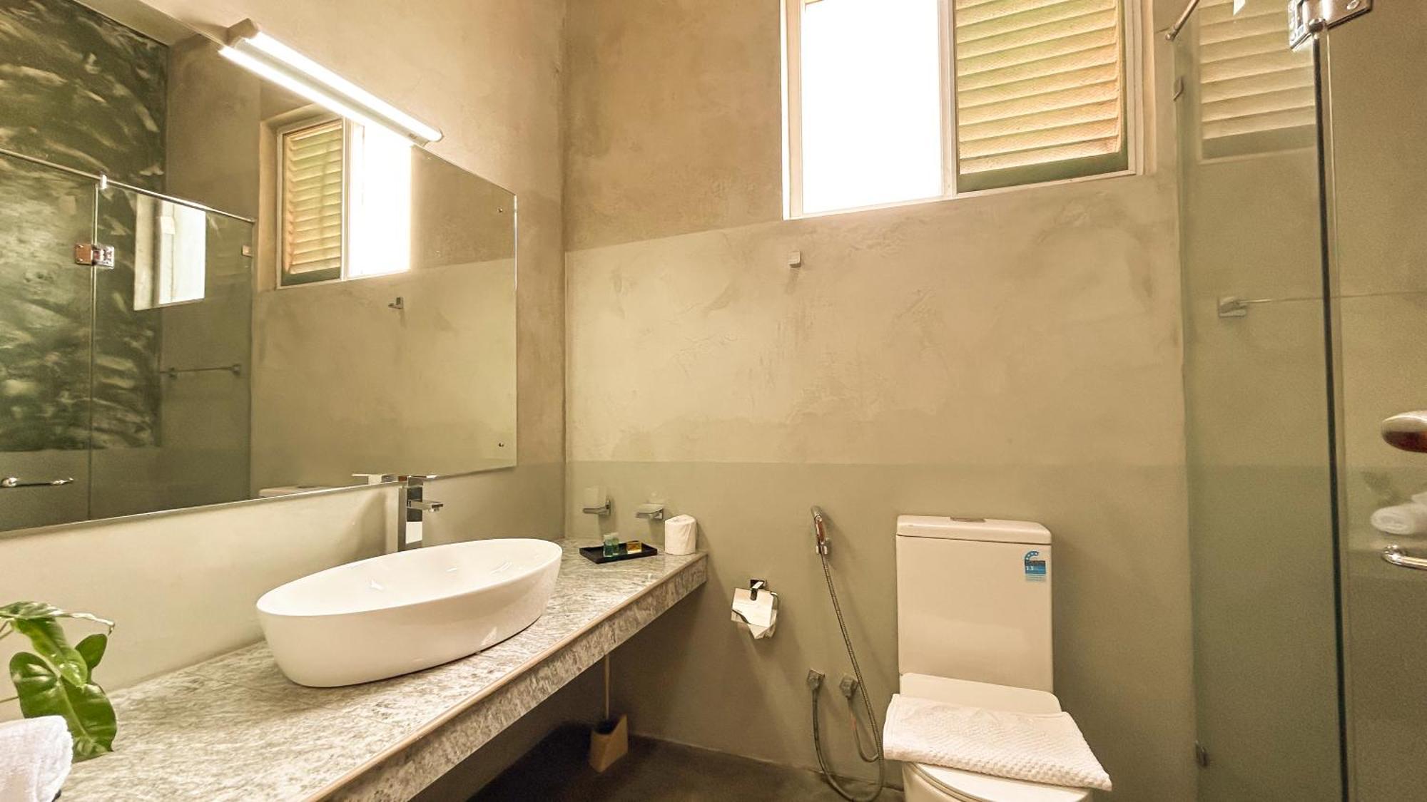 J Leaf Hotel By Blue Bird Negombo Bagian luar foto