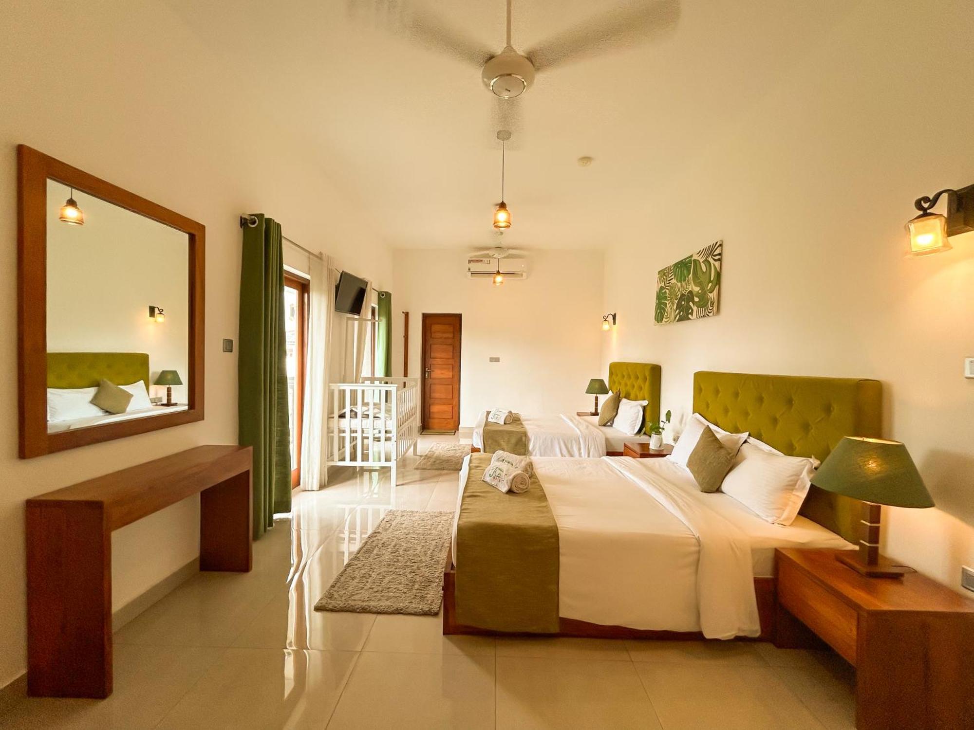 J Leaf Hotel By Blue Bird Negombo Bagian luar foto