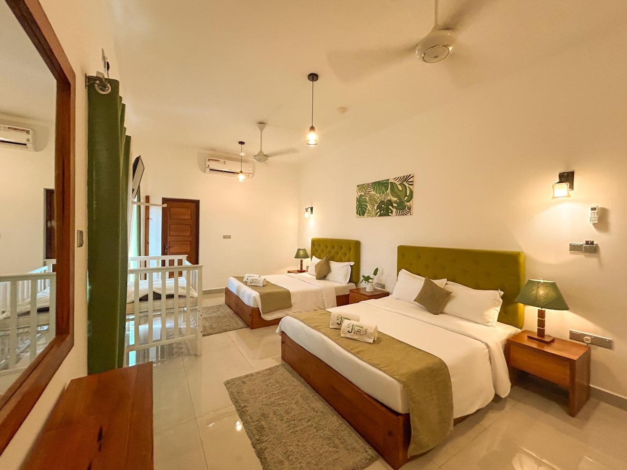 J Leaf Hotel By Blue Bird Negombo Bagian luar foto