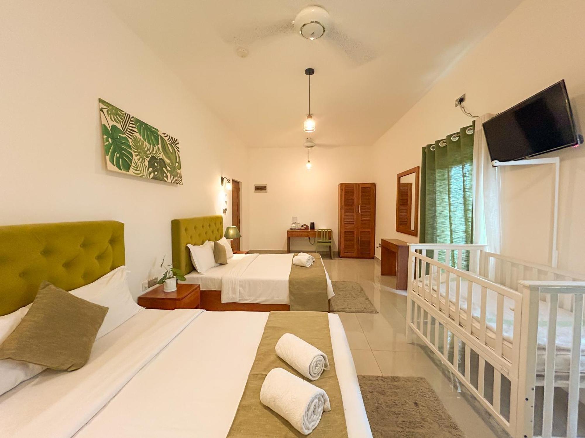J Leaf Hotel By Blue Bird Negombo Bagian luar foto